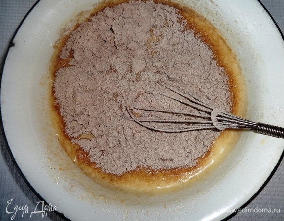 Порциями добавлять сухую смесь во влажную и перемешивать.