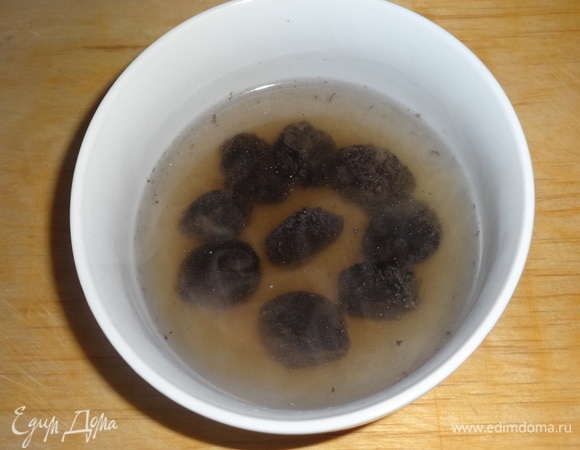 Чернослив промыть, замочить на 5 минут в кипятке.