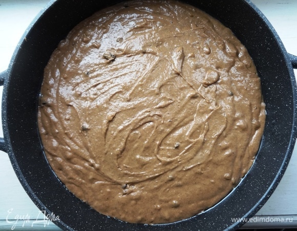 Форму смазать маслом, выложить тесто. У меня форма диаметром 28 см. Если взять меньшего диаметра, то кекс будет выше. Поставить в духовку, разогретую до 180°C, на 50–55 минут. Ориентируйтесь при выпечке по своей духовке. Готовность проверять деревянной палочкой.