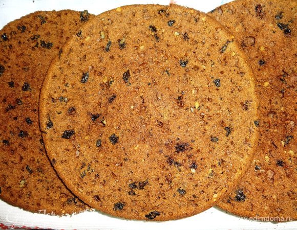 Готовый кекс вынуть из формы, остудить, разрезать вдоль на 3 пласта.