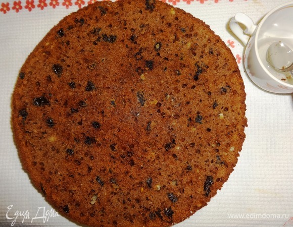 Приготовить сироп для пропитки. Для этого в теплой воде растворить сахар, добавить лимонный сок, перемешать. Сиропом пропитать коржи.