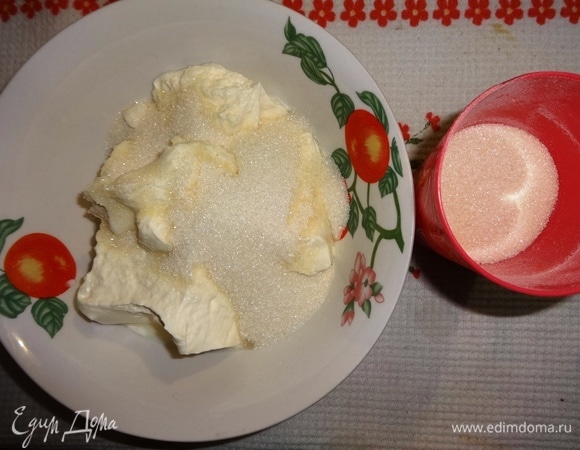 Приготовить крем. Для этого сметану взбить с сахаром.