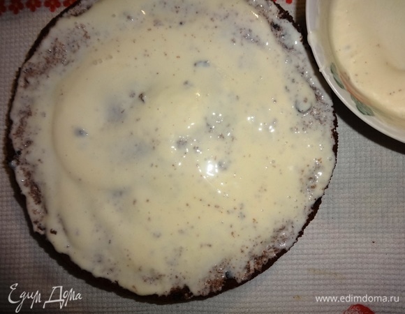 Коржи промазать сметанным кремом и уложить друг на друга.