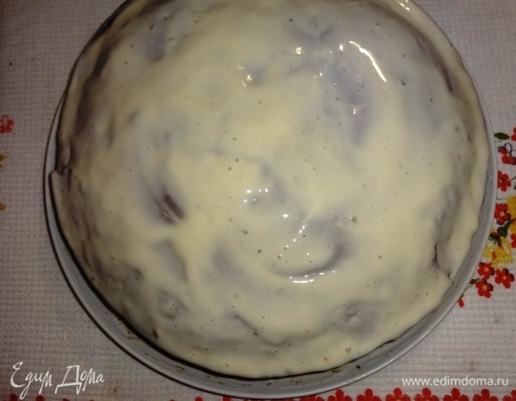 Смазать кремом верх и бока кекса. Поставить торт на 1 час в холодильник.