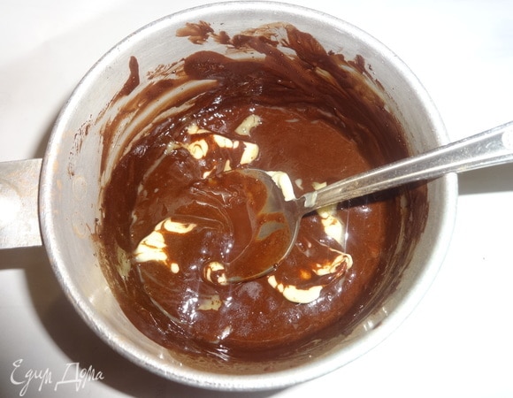 Приготовить глазурь. Соединить какао, сахар, молоко, перемешать. Довести до кипения, добавить сливочное масло, перемешать. Уварить на слабом огне до загустения.