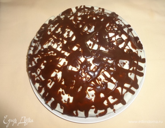 Достать торт из холодильника, полить глазурью. Поставить в холодильник еще на несколько часов для пропитки.