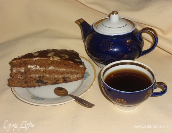 Разрезать кекс-торт на порции и подать к чаю или кофе. Угощайтесь! Приятного аппетита!