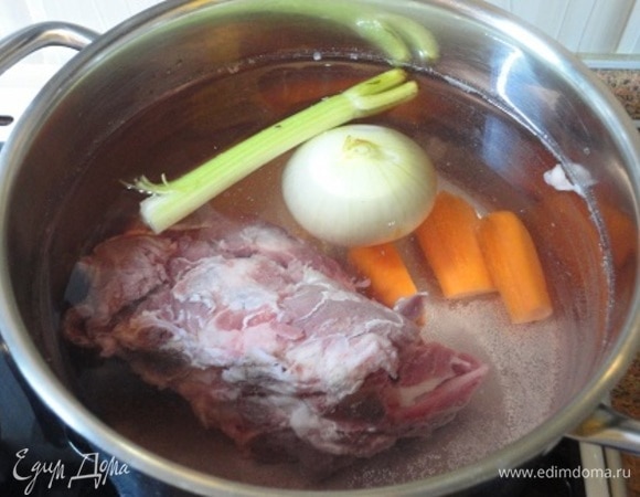 Варим бульон. Я не указала в списке продуктов овощи, которые использовала для варки бульона: луковицу, половинку стебля сельдерея, морковь. Варила я бульон на 2 литрах воды без соли (потому что мы будем варить в нем маш) в течение 2 часов.