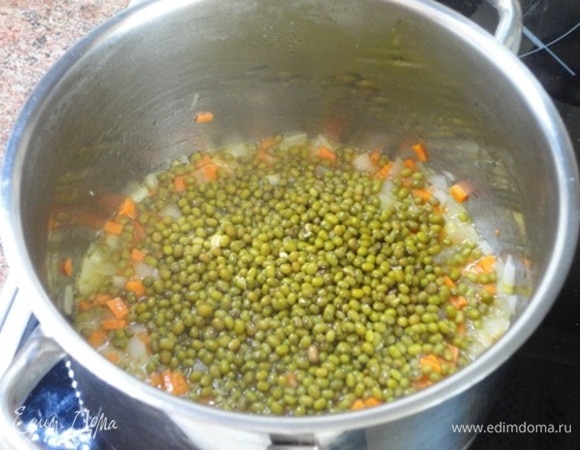 Выкладываем промытый маш и заливаем готовым горячим бульоном (1 литр). Варим до готовности 40 минут. Не солим, чтобы не помешать машу развариться.