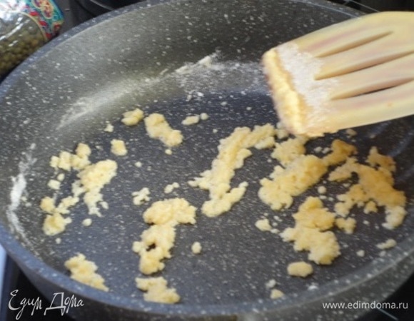 В сковороде растопить сливочное масло. Пассеровать муку до светло-коричневого цвета. И сразу же заправить этой горячей жареной мукой суп, довести до полной готовности, то есть посолить, поперчить, добавить кумин, куркуму, кориандр.