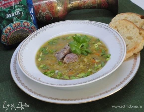 Подаем с кусочком мяса, зеленью и гренками. Наслаждаемся ароматным сытным супом с шелковистой структурой.