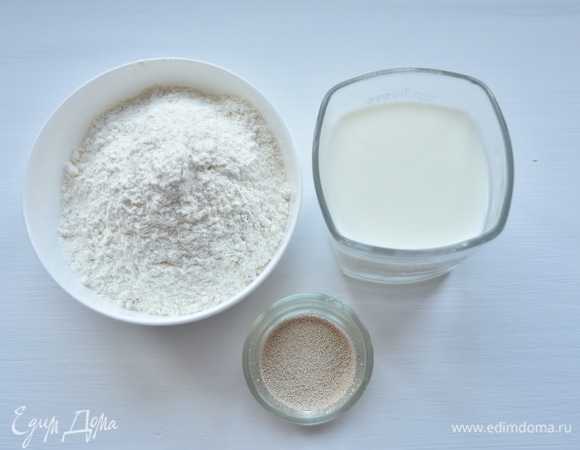 Для опары смешать муку, теплое молоко и дрожжи. Поставить в теплое место.