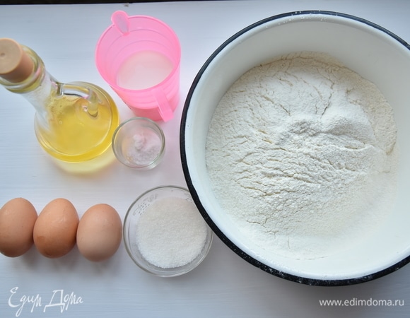 Для теста смешать муку, теплое молоко, сахар, соль, яйца, растительное масло и сливочное масло. Сливочное масло растопить в микроволновке в течение 30 секунд и остудить.
