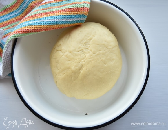 Месить тесто удобнее в кухонной машине. На ручной замес потребуется минут 10.