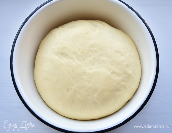 Выложить тесто в миску. Накрыть кухонным полотенцем и поставить в теплое место для подъема.
