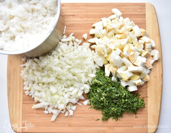 Репчатый лук нарезать кубиком, зелень измельчить, яйца порубить ножом.