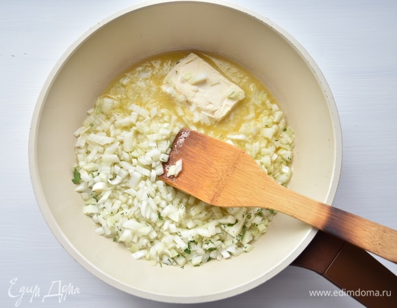 В сковороде растопить сливочное масло, пассеровать лук до прозрачности.