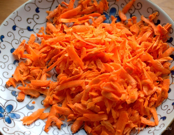 Морковь натереть крупно.