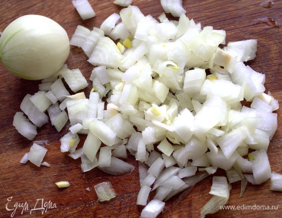 Луковицу нарезать.