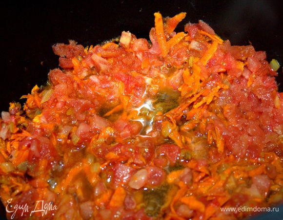 Добавить нарезанные томаты к овощам.