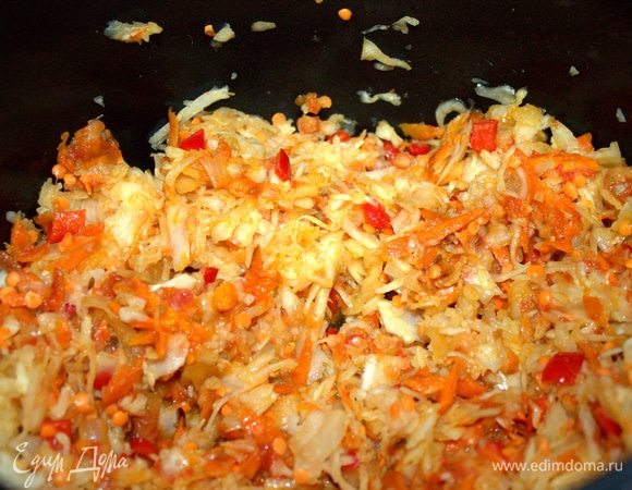 Помешать и ввести капусту и сухую чечевицу (автор заранее ее отваривала). Добавить приправы и соль, если требуется. Мне соли хватило от капусты и колбас.