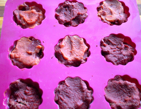 Если нет томатов, можно использовать томатную пасту. Тут я ее заморозила в силиконовой формочке — спасала открытую баночку.