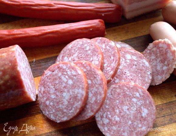 Колбасу, мясо нарезать, сосиски необязательно измельчать.