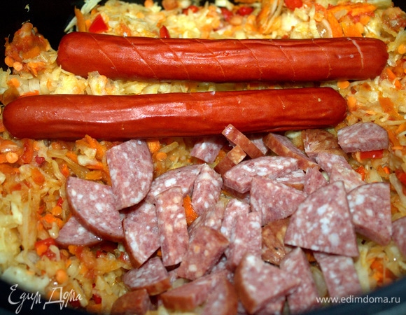 Копчености помещаем в мультиварку к обжаренным овощам.