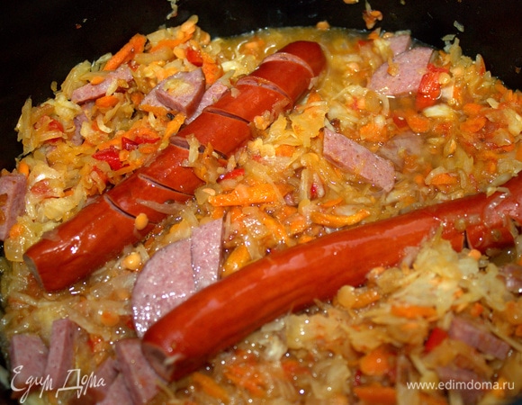 Вливаем воду, закрываем крышку и тушим 30–40 минут на программе «Тушение». Частично воду заменяем рассолом, если не хватает кислинки.