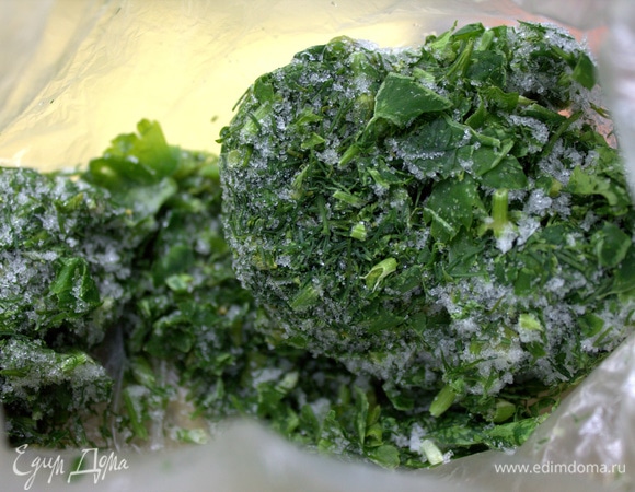 Посыпать сверху зеленью (у меня замороженная смесь).