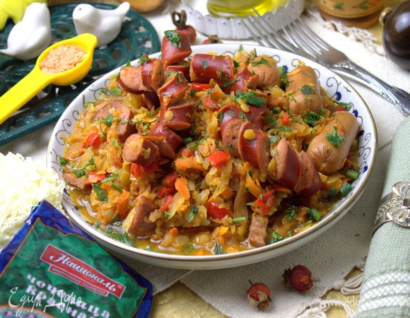 Каждый кладет себе в тарелку охотничью колбаску или сосиску.