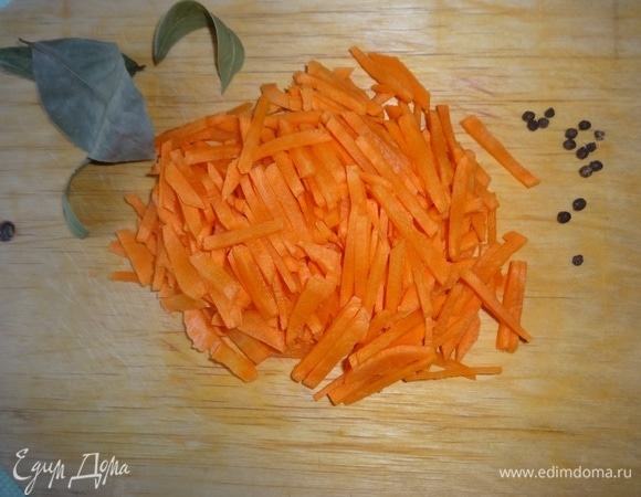 Морковь почистить, вымыть и тоже нарезать соломкой. Подготовить перец горошком и лавровый лист.