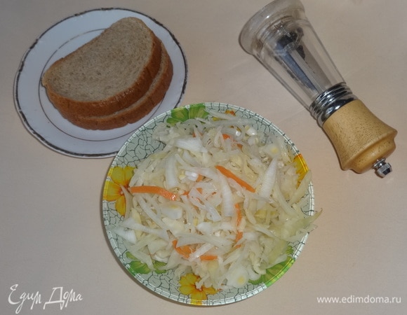 А это сама капустка — с луком и ароматным подсолнечным маслом. Вкусна и сама по себе, и в винегретах, и, конечно, с разнообразными картофельными блюдами. Угощайтесь! Приятного аппетита!