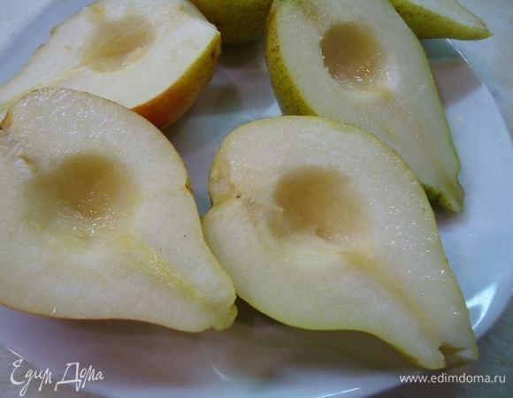 Готовим начинку. Творог вилкой перетереть с яйцом и сахаром. Добавить экстракт, муку. Все смешать до однородности. Груши разрезать пополам, извлечь семенную коробочку. Затем нарезать на тонкие пластинки.