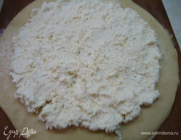 Не доходя до краев, разложить творожную начинку.