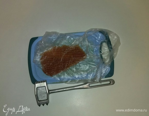 Кладем мясо в пакет для завтрака, чтобы при отбивании не летели брызги. Отбиваем мясо с двух сторон.