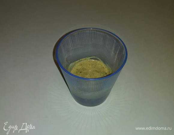 Затем нужно приготовить соус, в котором будет мариноваться наше мясо. В отдельной емкости смешиваем горчицу, майонез, оливковое масло, половину измельченного чеснока, сушеные помидоры, сушеный чеснок и аджику (я использовала сухую смесь, которая называетя «Аджика», но можно ее заменить приправой для шашлыка). Перемешиваем все ингредиенты вместе.