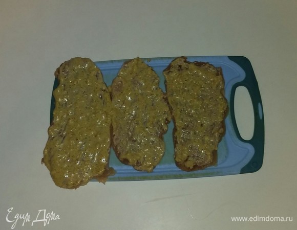 Смазываем мясо с двух сторон (одну из сторон приходится смазывать, держа мясо на весу) тонким слоем соуса.