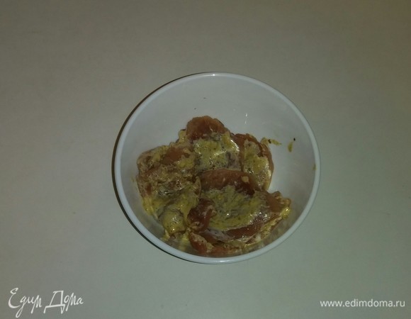 Затем кладем мясо в пиалу и убираем в холодильник на 1 час.