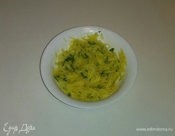 На крупной терке натираем картошку в глубокую тарелку. Затем добавляем к ней нарезанную зелень петрушки, оставшийся измельченный чеснок и соль. Перемешиваем все ингредиенты вместе.