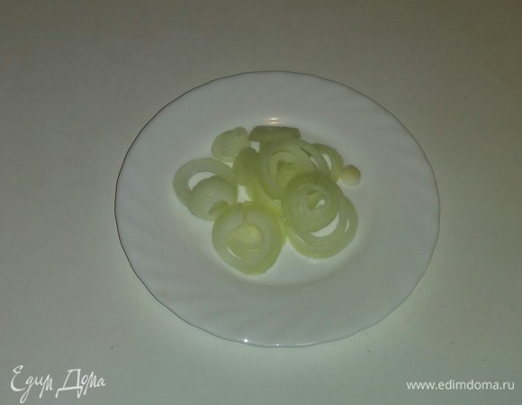 Лук режем кольцами, а затем разделяем его руками (чтобы все колечки были отдельно друг от друга).