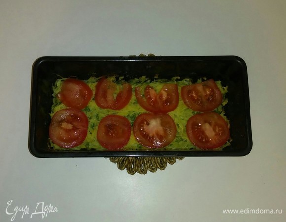 Через 20 минут достаем форму с картошкой из духовки и кладем на картошку слой из помидоров.