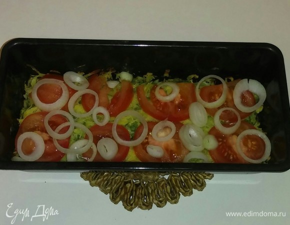 Затем кладем слой лука.