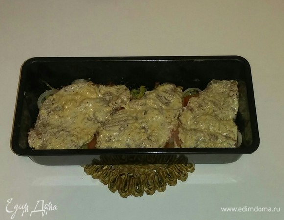 Достаем из холодильника мясо и кладем его в форму на слой из овощей и картошки. После чего ставим форму в разогретую до 185°C духовку на 25 минут. Приятного аппетита!