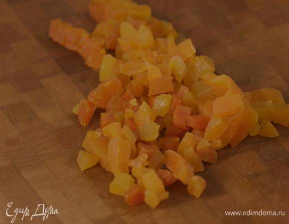 Курагу нарезать маленькими кусочками.