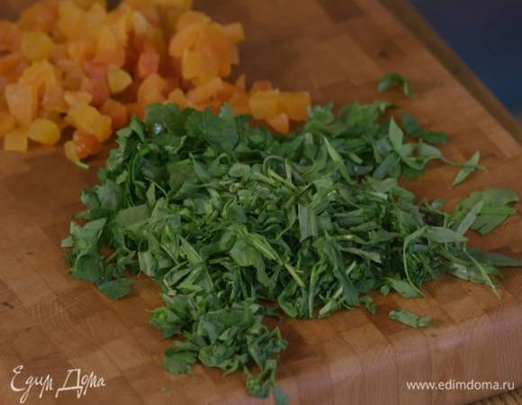 Кинзу и тархун порезать не слишком мелко, мяту мелко порубить.