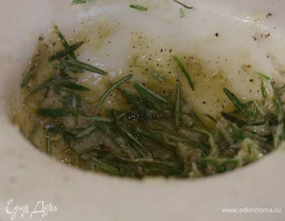 Приготовить маринад: чеснок почистить и растереть в ступке с солью, затем добавить листья розмарина и еще раз все растереть, всыпать смесь перца, влить оливковое масло, сок лимона и все перемешать.