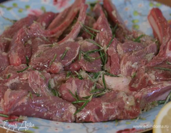 Баранину смазать со всех сторон чесночным маринадом и дать постоять 30‒40 минут.