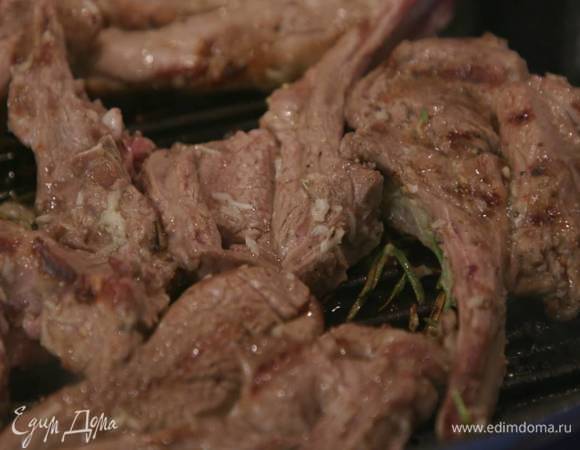 Разогреть сковороду-гриль, частями обжаривать мясо с обеих сторон и выкладывать на тарелку.