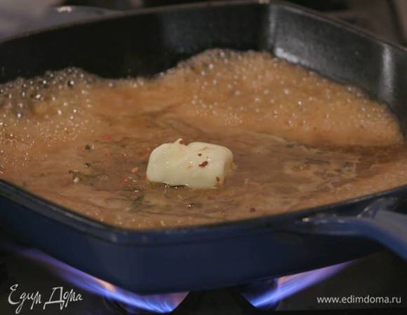 В сковороду с оставшимся от мяса соусом добавить сливочное масло, перец чили, соль и, помешивая, слегка уварить, затем процедить соус через сито.